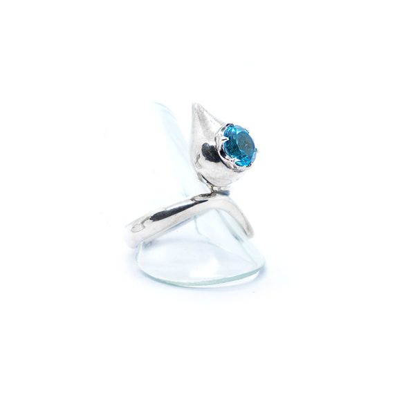 Blue topaz bird ring set in sterling silver S650